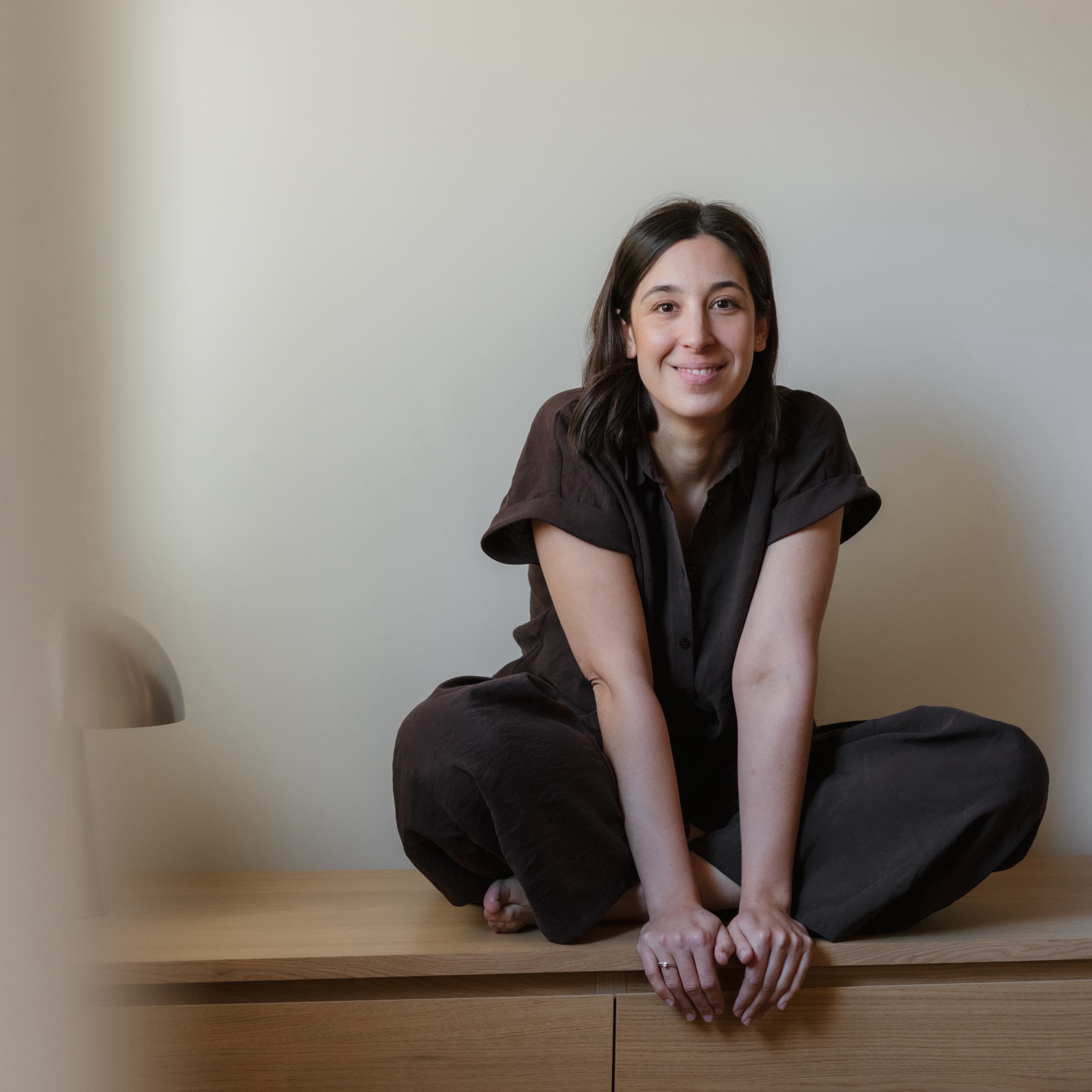 Núria, consultora de marca y comunicación, retratada en su espacio de trabajo
